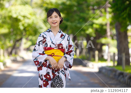 浴衣の若い女性 112934117