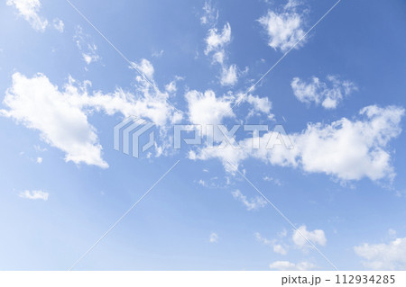 夏の青空と白い雲 夏の青空と白い雲 112934285