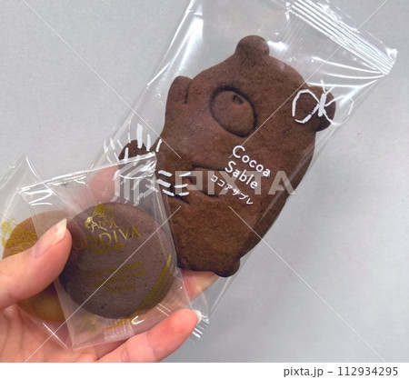 クマのチョコレートクッキーとGODIVAチョコサンドを貰った 112934295