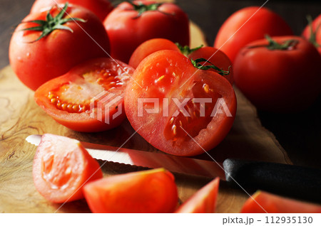 カッティングボードの上でカットされたトマト 112935130