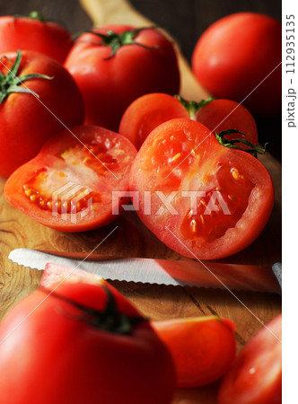 カッティングボードの上でカットされたトマト 112935135