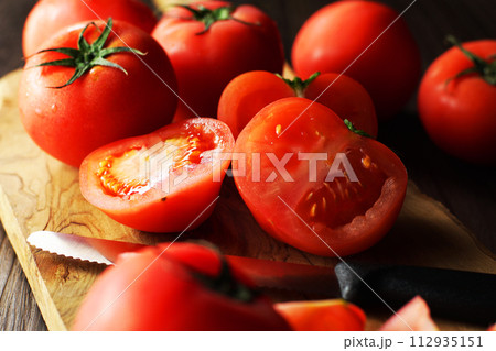 カッティングボードの上でカットされたトマト 112935151