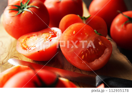 カッティングボードの上でカットされたトマト 112935178