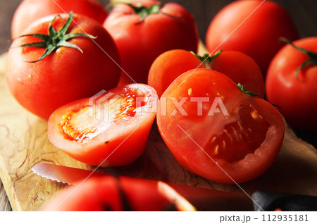 カッティングボードの上でカットされたトマト 112935181