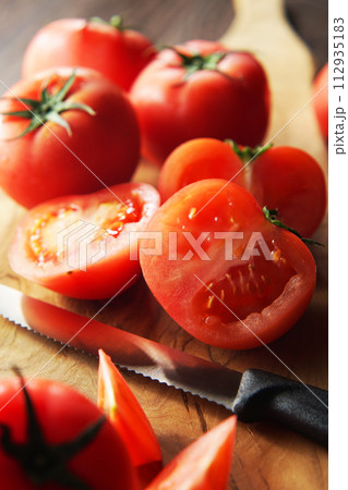 カッティングボードの上でカットされたトマト カッティングボードの上でカットされたトマト 112935183