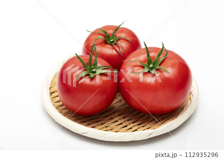盆ざるに盛った白バックのトマト 112935296