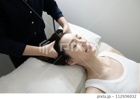 ヘッドスパの施術を受ける女性 112936032