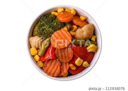 Delicious healthy vegetables steamed carrots, broccoli, asparagus beans and peppers 112938076