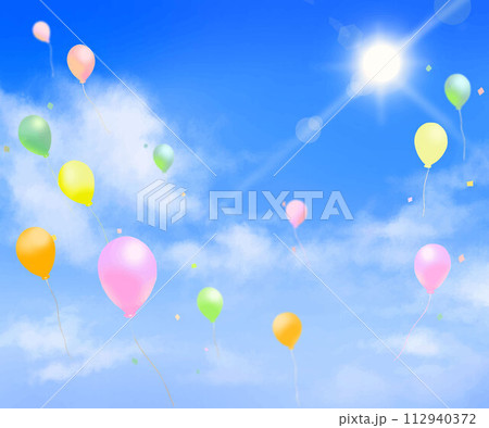 太陽の光が差し込む雲のある青空に舞い飛ぶ風船とフレーム背景素材 112940372