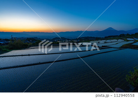 【初夏素材】夜明けの中野の棚田【山梨県】 112940558