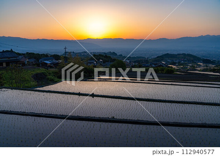 【初夏素材】夜明けの中野の棚田【山梨県】 112940577