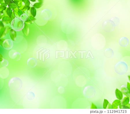 初夏の美しい木漏れ日の差し込む新緑とぼやけた緑-シャボン玉のバックグラウンドのイラスト素材 112941723