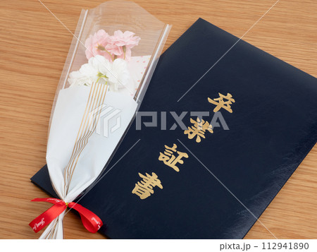 卒業証書 112941890
