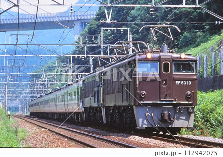 碓氷峠を下って来たEF63形電気機関車と特急あさまの写真素材