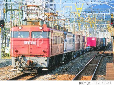 関門トンネルを抜けて九州へやって来た貨物列車 112942081