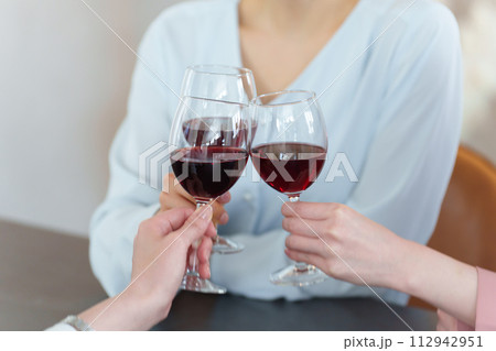 ワインで乾杯をする女性の手元 ワインで乾杯をする女性の手元 112942951