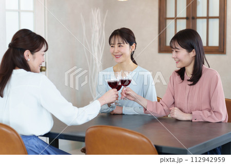 レストランで乾杯をする女性 112942959