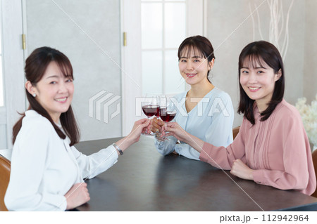 レストランで乾杯をする女性 レストランで乾杯をする女性 112942964