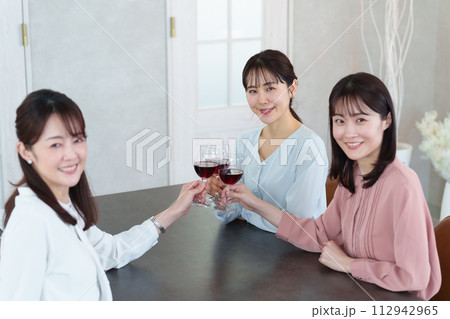 レストランで乾杯をする女性 レストランで乾杯をする女性 112942965