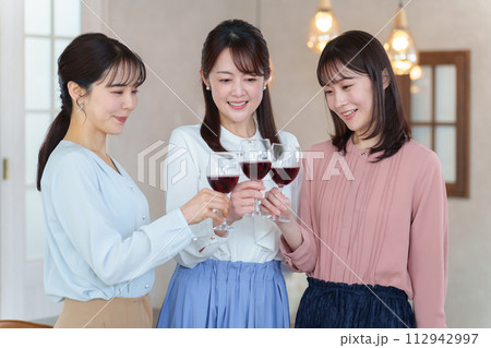 パーティーで乾杯をする女性 112942997