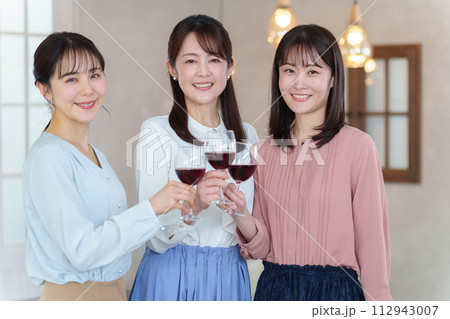 パーティーで乾杯をする女性 パーティーで乾杯をする女性 112943007