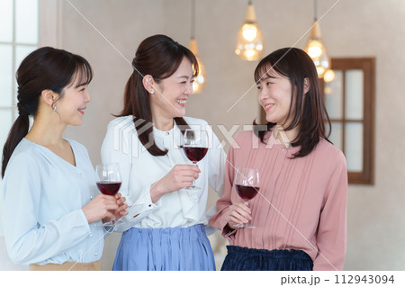パーティーでワインを飲む女性 パーティーでワインを飲む女性 112943094