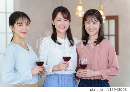 パーティーでワインを飲む女性 パーティーでワインを飲む女性 112943098