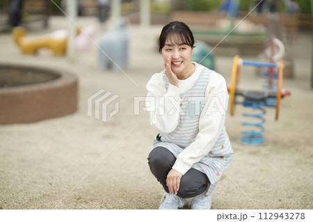 公園で園児を見守る保育士 112943278