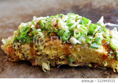 広島のお好み焼き（肉玉そば ねぎのせ） 112943515