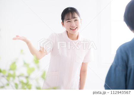 お客の案内をする看護師(ナース) 112943567