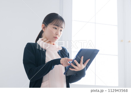 タブレットを操作する看護師 112943568