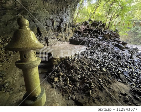 願いを込めて小石を積む天岩戸神社の天安河原 願いを込めて小石を積む天岩戸神社の天安河原 112943677