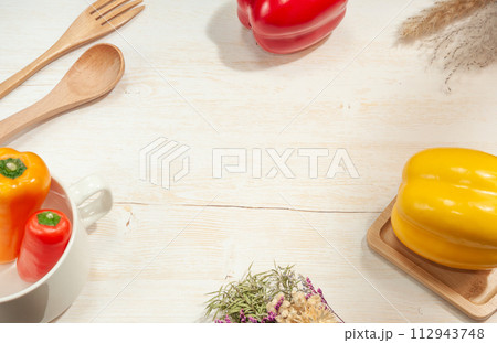 枠素材・鮮やかなパプリカと木の温もり、ホームキッチンでの健康的なライフスタイル 112943748