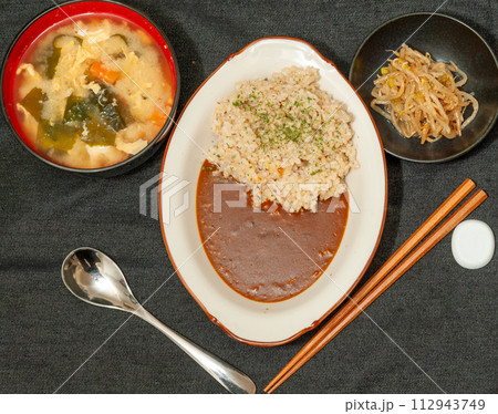 「顔」を思わせる器の配置！楽しい食事で一日を締めくくる 112943749