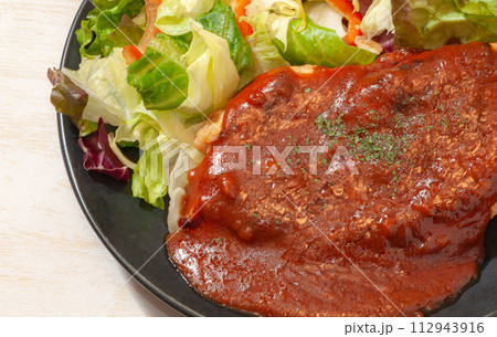 一皿で満たされる！鶏もも肉のブラウンソースがけとフレッシュサラダ 112943916