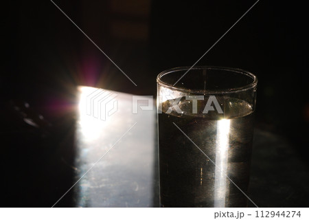 氷の入った水のイメージ 氷の入った水のイメージ 112944274