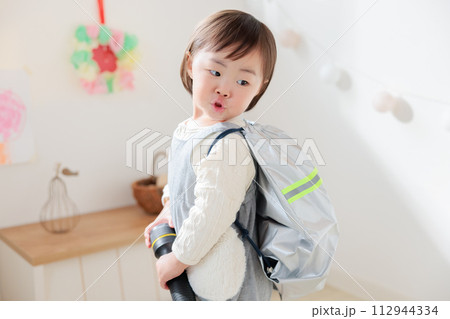乳幼児に非常用持ち出し袋を背負わせる　防災教育 112944334