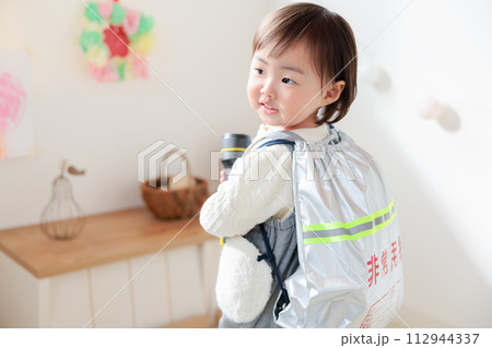 乳幼児に非常用持ち出し袋を背負わせる　防災教育 112944337