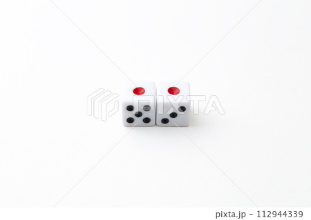 白背景にサイコロ 白背景にサイコロ 112944339