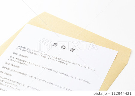 白背景に契約書 112944421