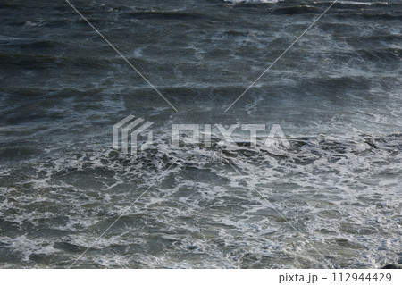 荒れた海の海面 荒れた海の海面 112944429