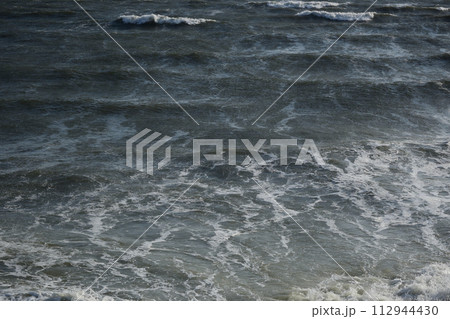 荒れた海の海面 荒れた海の海面 112944430