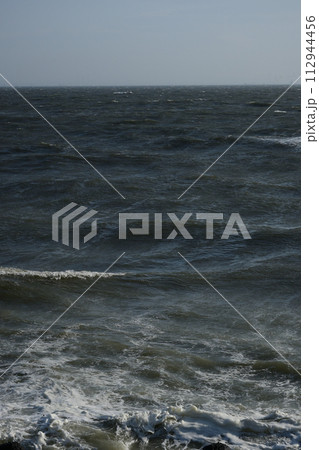 荒れた海の海面 荒れた海の海面 112944456