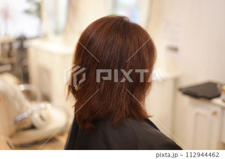 女性の後ろ姿 美容室イメージ 112944462
