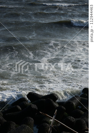 荒れた海の海面 112944463