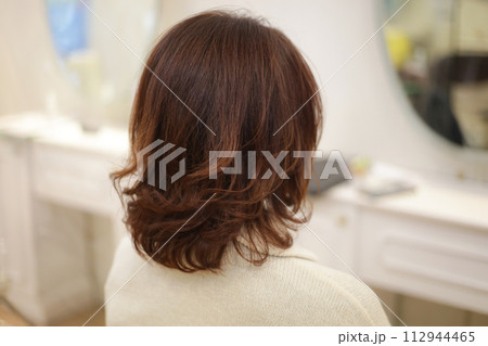 女性の後ろ姿 美容室イメージ 112944465