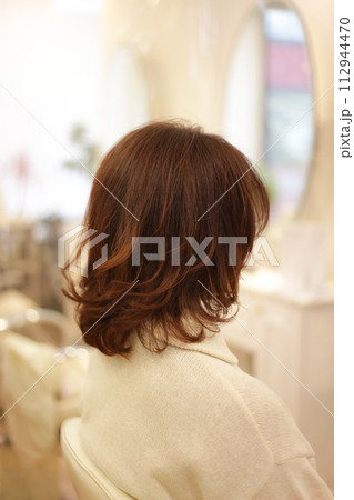女性の後ろ姿 美容室イメージ 女性の後ろ姿 美容室イメージ 112944470