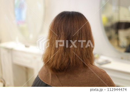 女性の後ろ姿 美容室イメージ 女性の後ろ姿 美容室イメージ 112944474