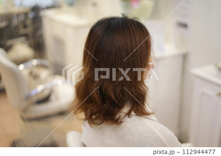 女性の後ろ姿 美容室イメージ 女性の後ろ姿 美容室イメージ 112944477