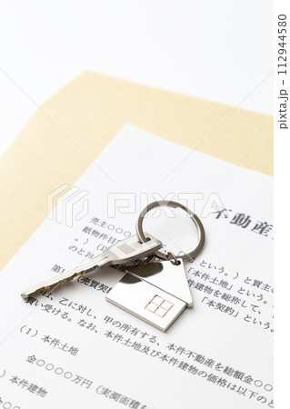 白背景に不動産売買契約書と鍵 白背景に不動産売買契約書と鍵 112944580